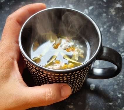 tasse de tisane fumante